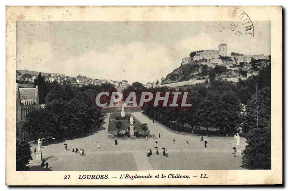 CPA Lourdes L Esplanade et le Chateau