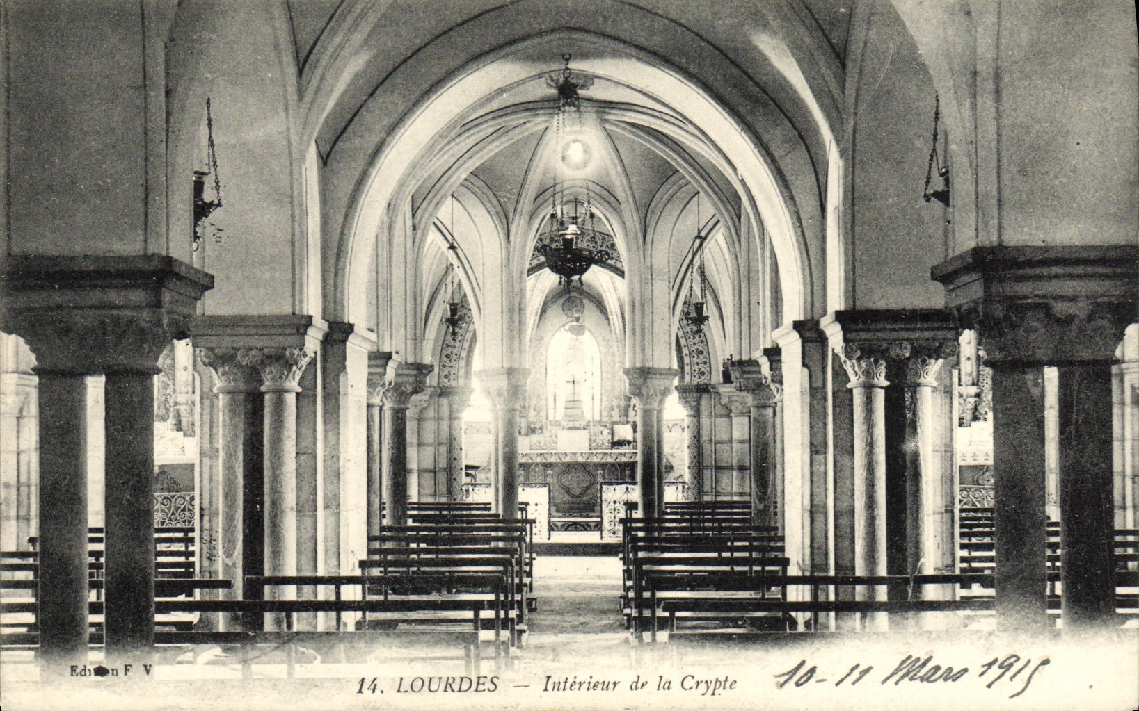 CPA Lourdes Interieur de la Crypte