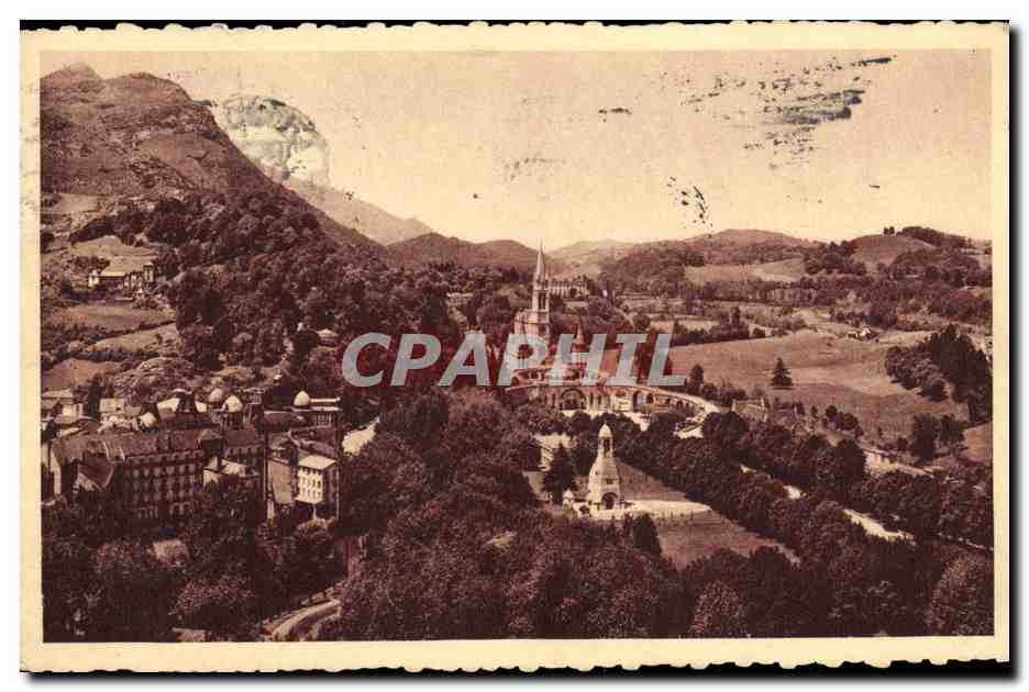 CPA Lourdes La Basilique et le Calvaire vus du Chateau Fort