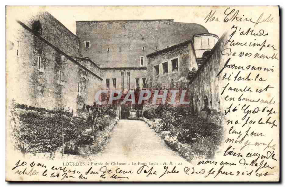 CPA Lourdes Entree du Chateau Le Pont Levis