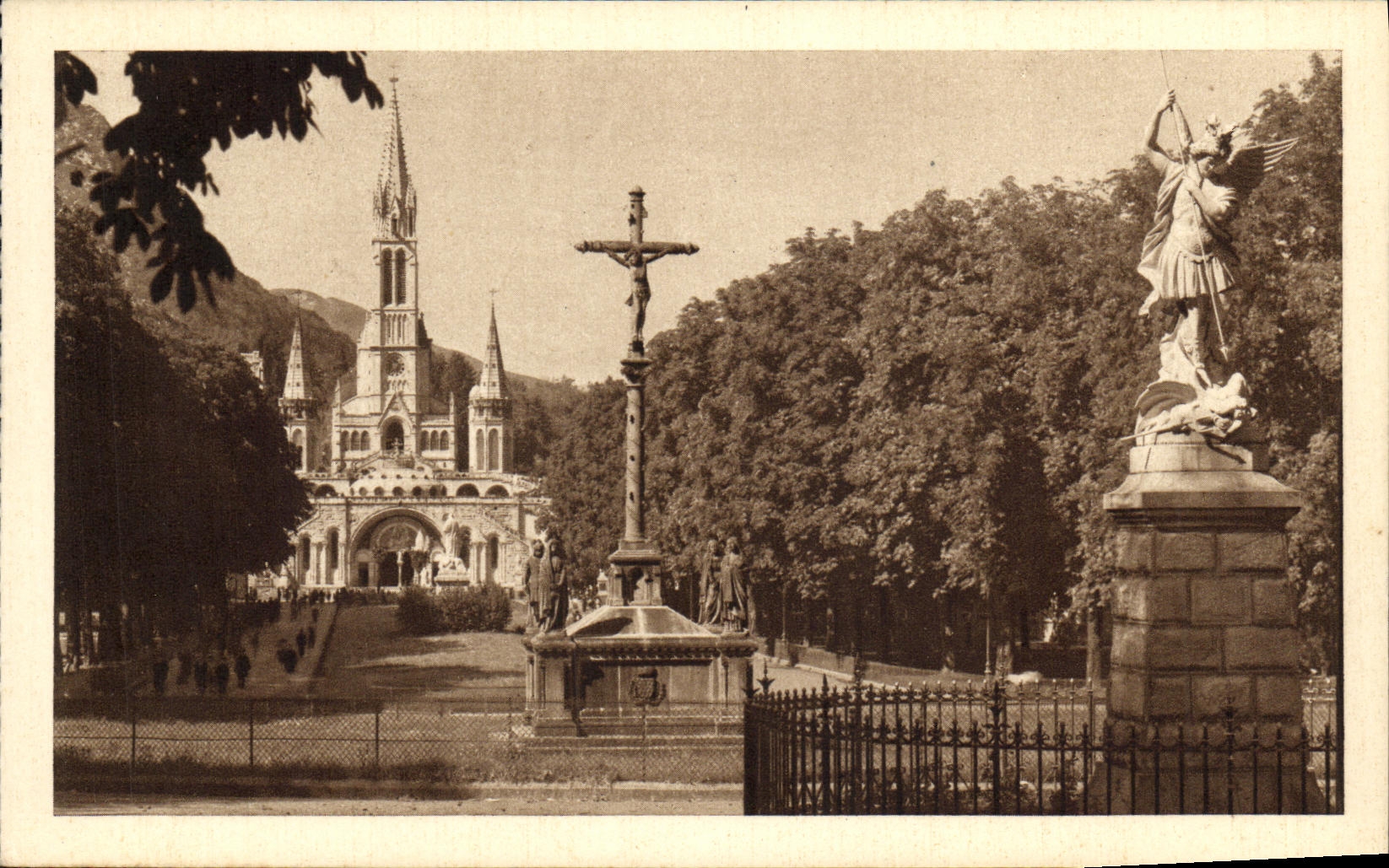CPA Lourdes La Basilique et l Esplanade