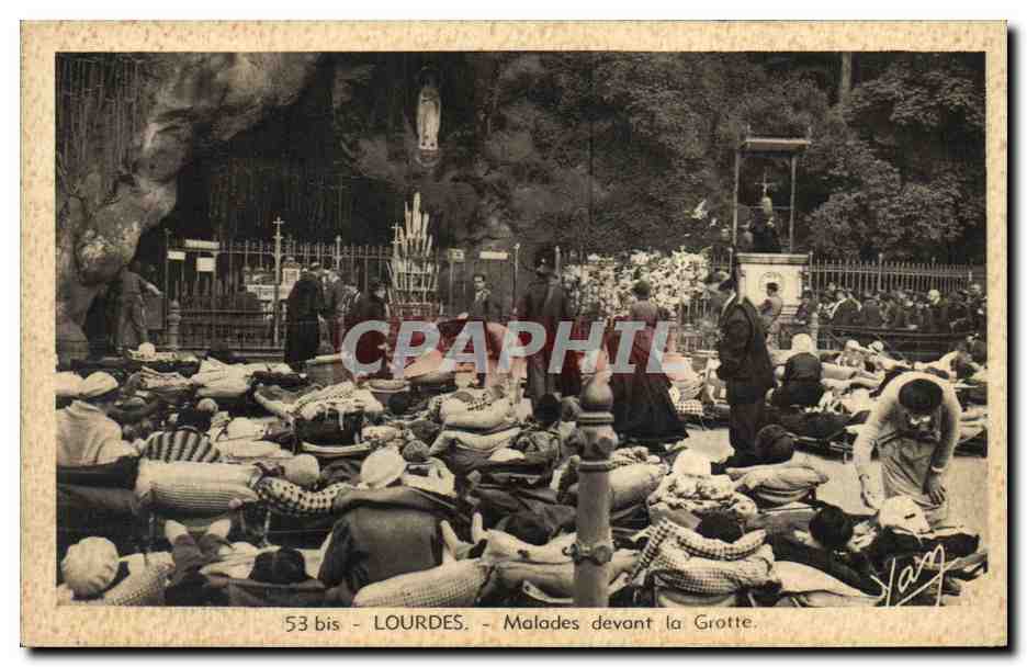 CPA Lourdes Malades devant la Grotte