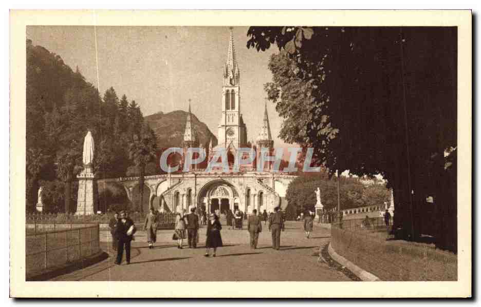 CPA Lourdes La Basilique et le Parvis 