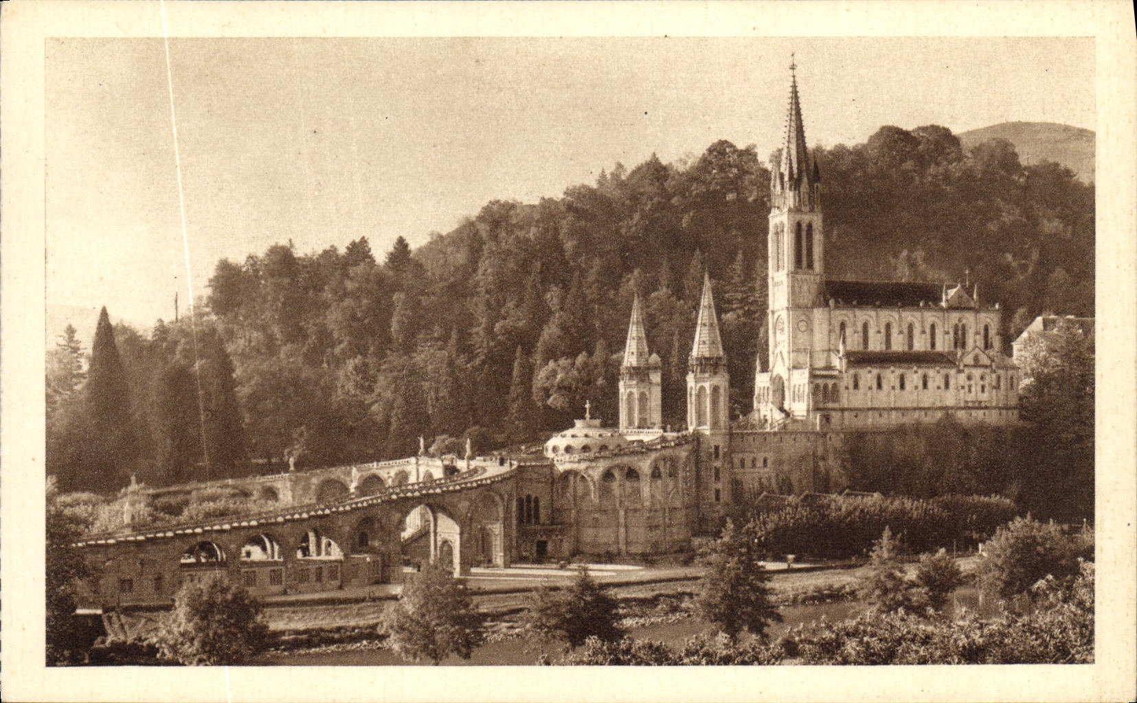 CPA Lourdes La Basilique vue laterale
