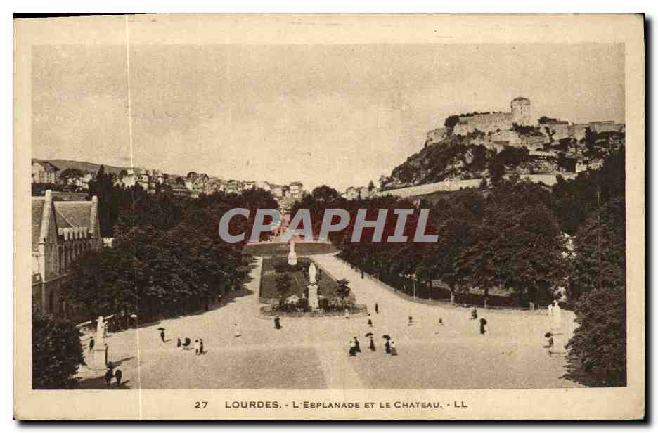 CPA Lourdes L Esplanade et le Chateau