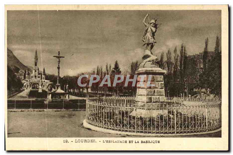 CPA Lourdes L Esplanade et la Basilique