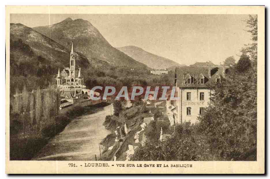 CPA Lourdes Vue sur le Gave et la Basilique