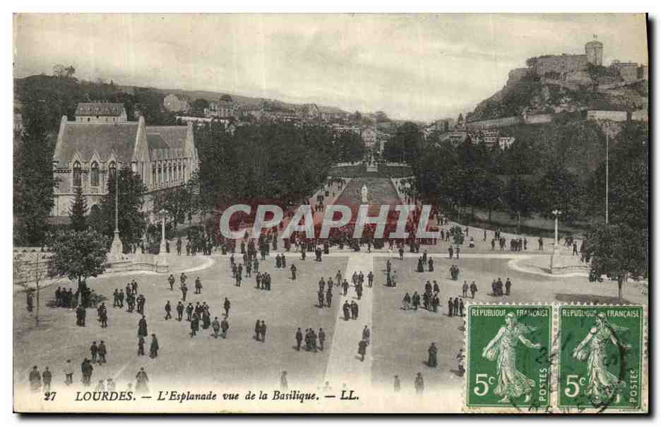 CPA Lourdes L Esplanade vue de la Basilique