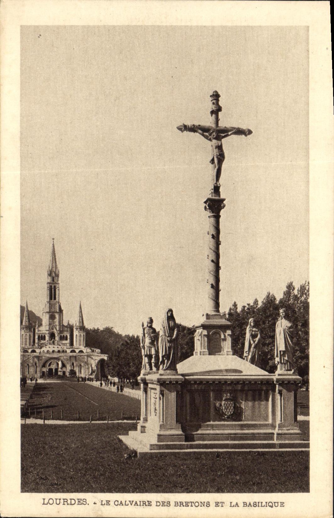CPA Lourdes Le Calvaire des Bretons et la Basilique