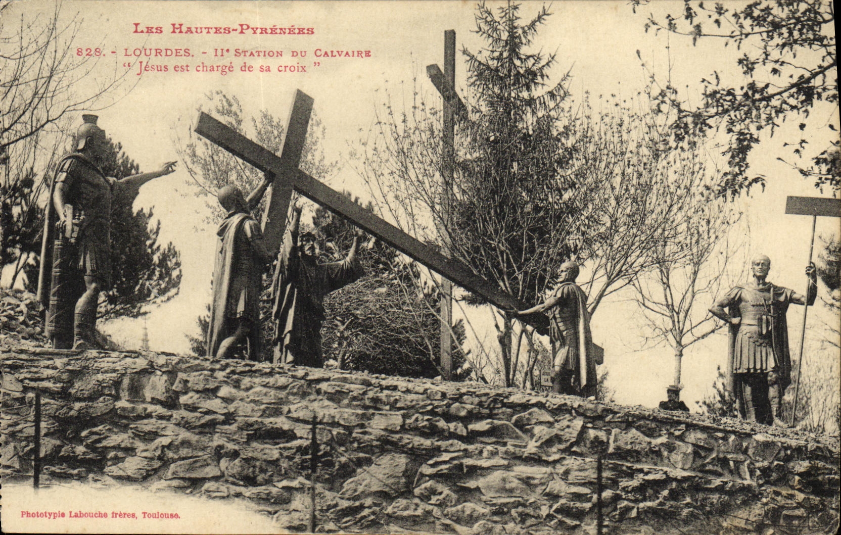 CPA Lourdes ll e Station du Calvaire Jesus est charge de sa croix