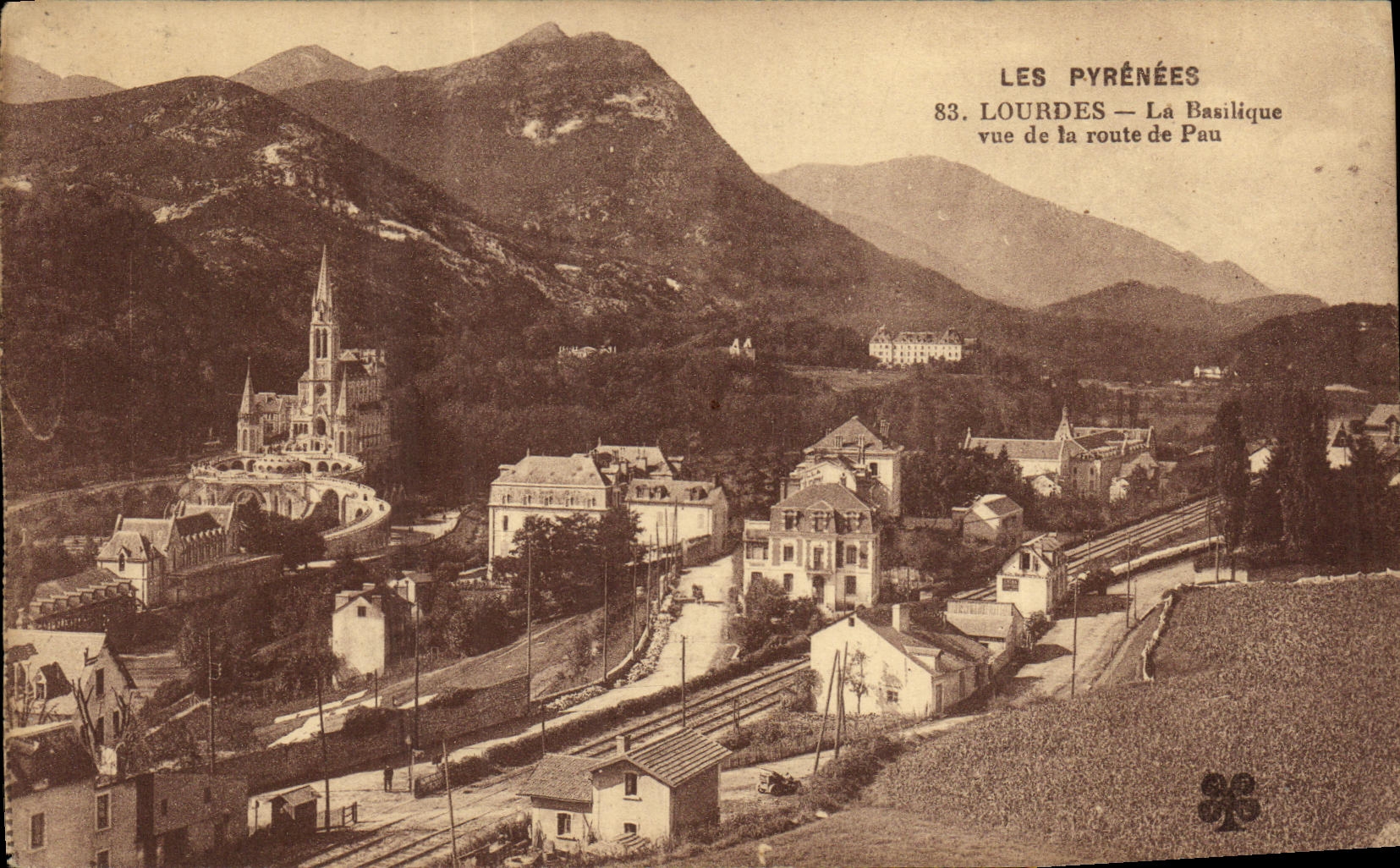 Lourdes — La Basilique vue de la route de Pau — Les Pyrénées, n°83