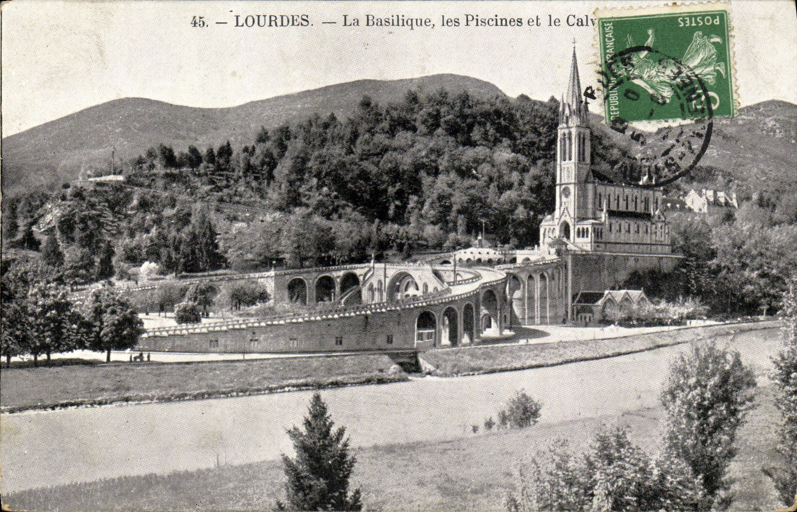 CPA Lourdes La Basilique les Piscines et le Calvaire