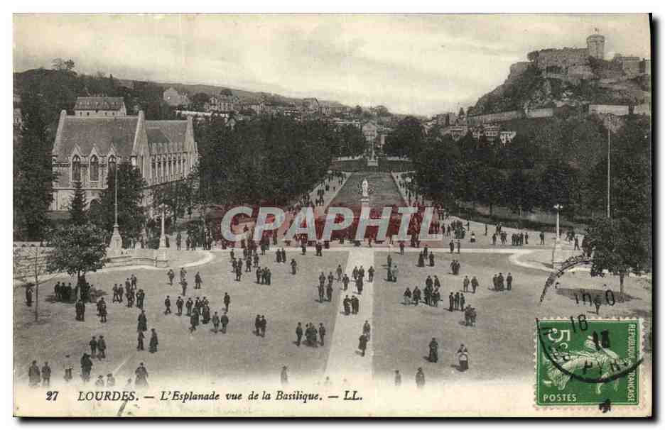 CPA Lourdes L Esplanade vue du la Basilique 