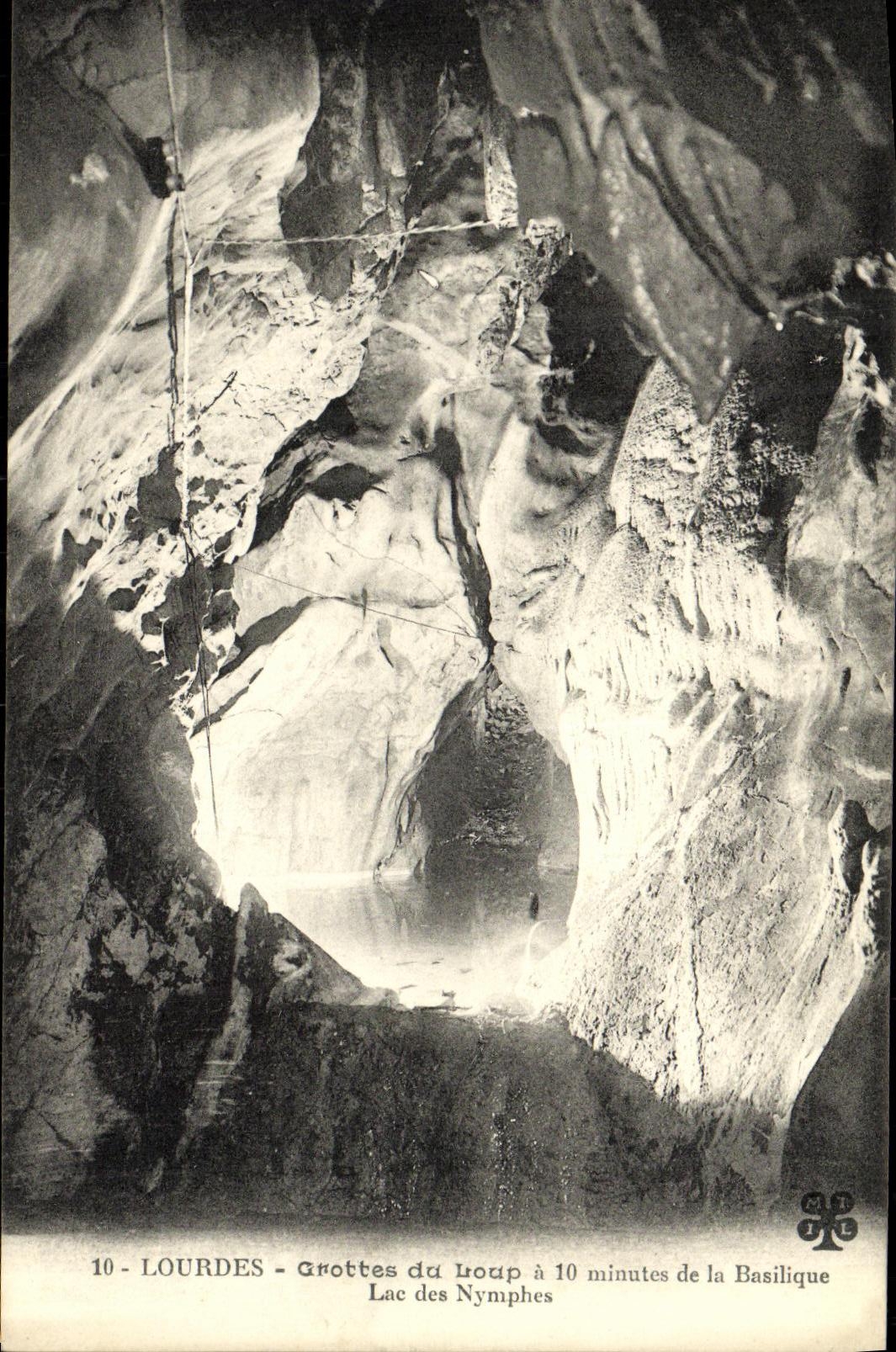 CPA Lourdes Grottes du Loup a 10 minutes de la Basilique Lac des Nymphes