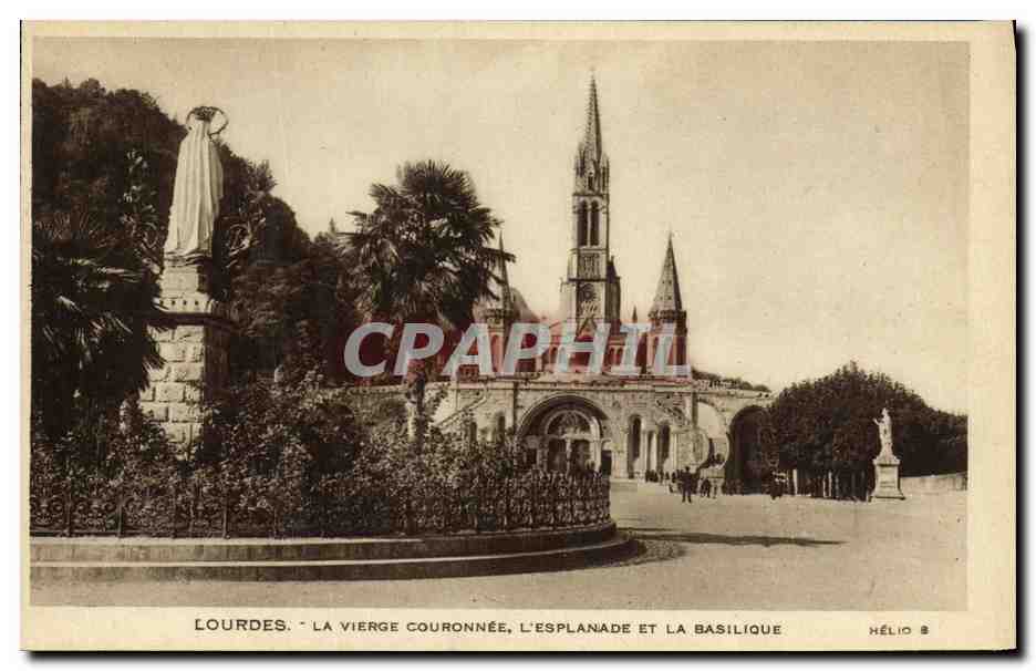 CPA Lourdes La Vierge Couronnee L Esplanade et la Basilique