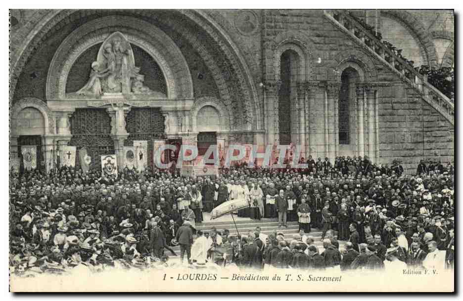 CPA Lourdes Benediction du T S Sacrement