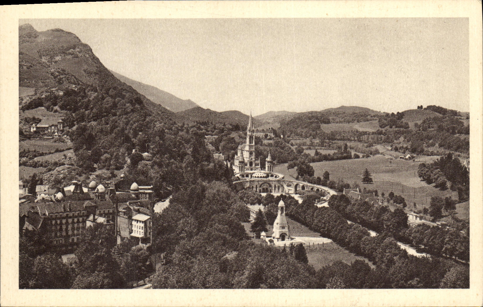 Lourdes — Vue d'ensemble sur la Basilique et le Calvaire, prise du Château-Fort — Édition P. Doucet, Lourdes