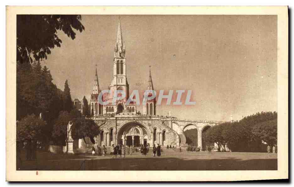 CPA Lourdes La Basilique et le Parvis