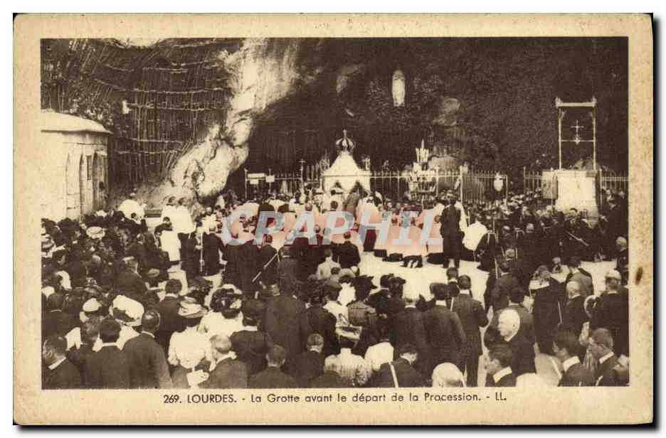 CPA Lourdes La Grotte avant le Depart de la Procession