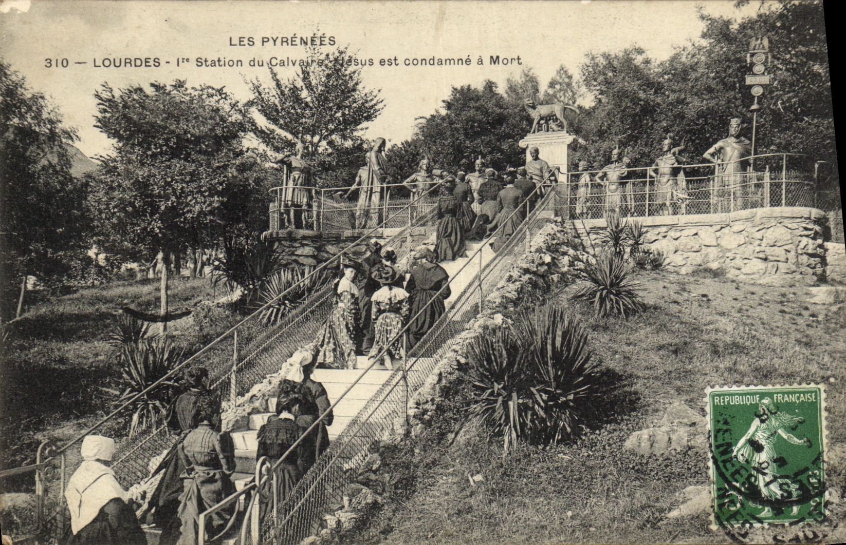 Lourdes — 1ère Station du Calvaire — Jésus est condamné à Mort — Éditeur : Les Pyrénées, n° 310