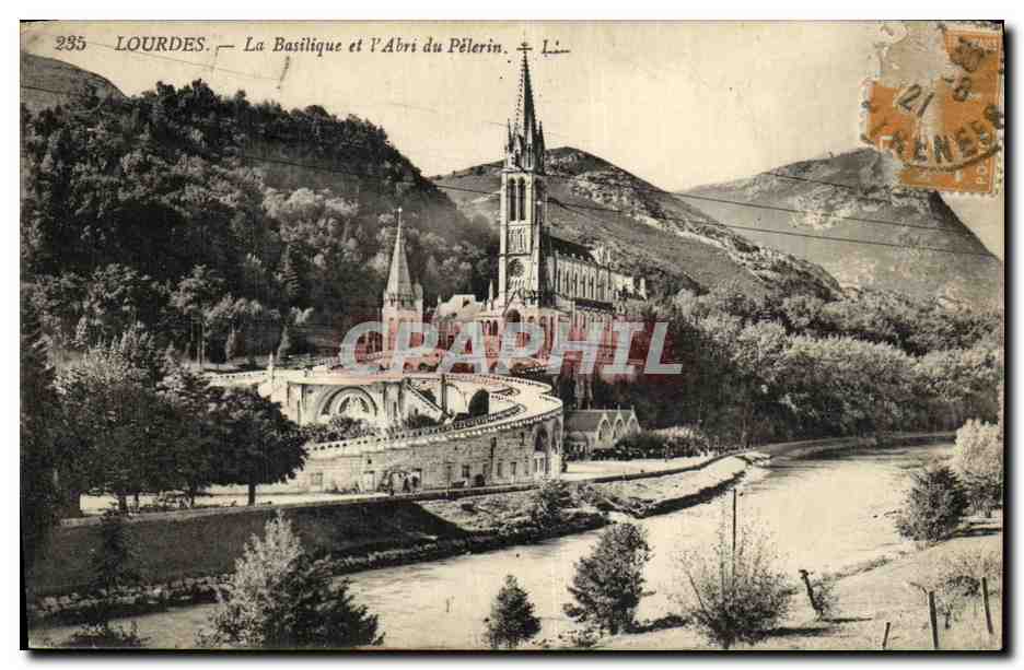 CPA Lourdes La Basilique et L Abri du Pelerin