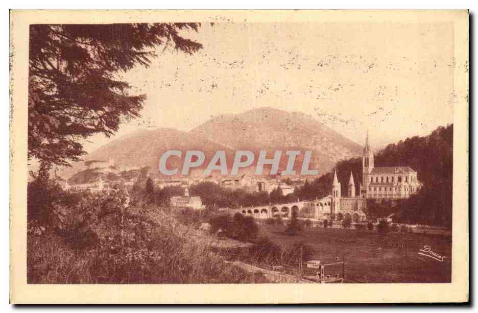 CPA Lourdes La basilique et la ville