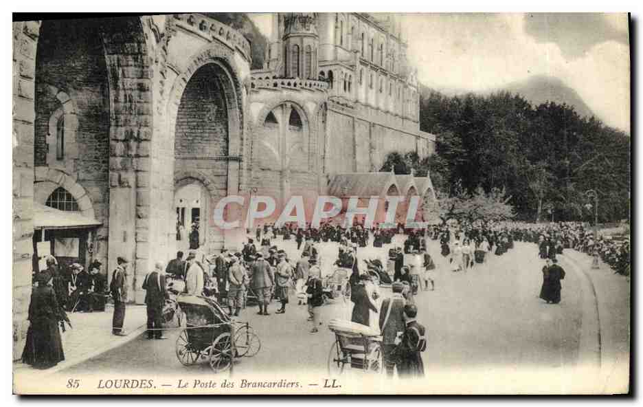CPA Lourdes Le Poste des Brancardiers
