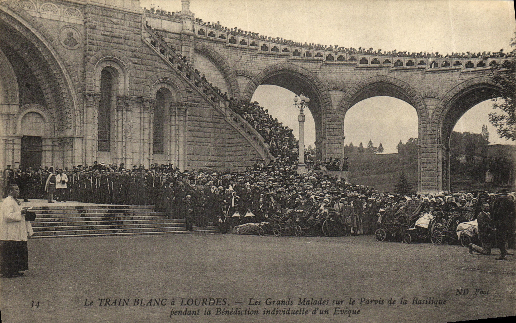 Le TRAIN BLANC à LOURDES — Les Grands Malades sur le Parvis de la Basilique pendant la Bénédiction individuelle d'un Evêque — ND Phot