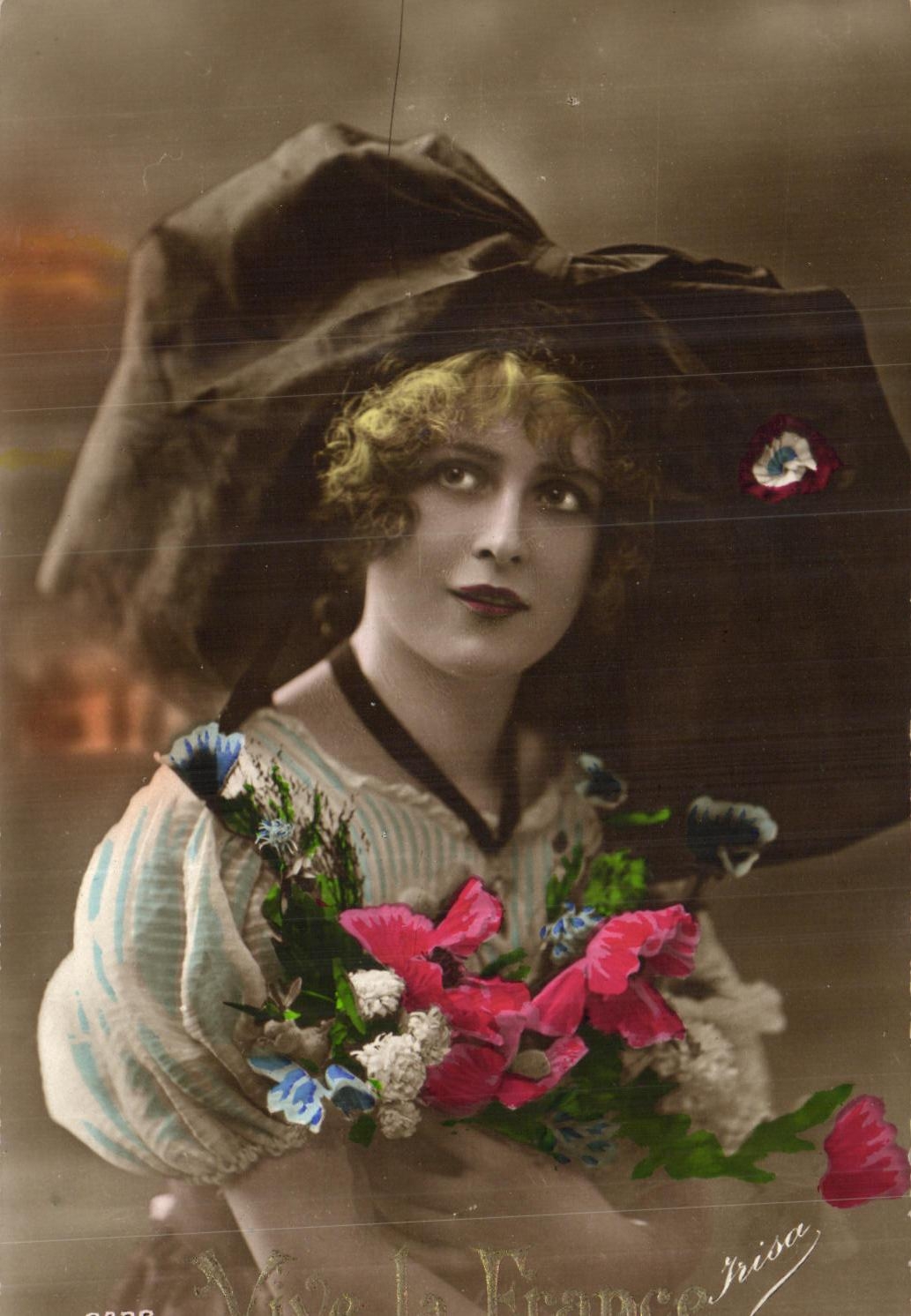 Femme en chapeau à fleurs — 'Vive la France' — Irisa