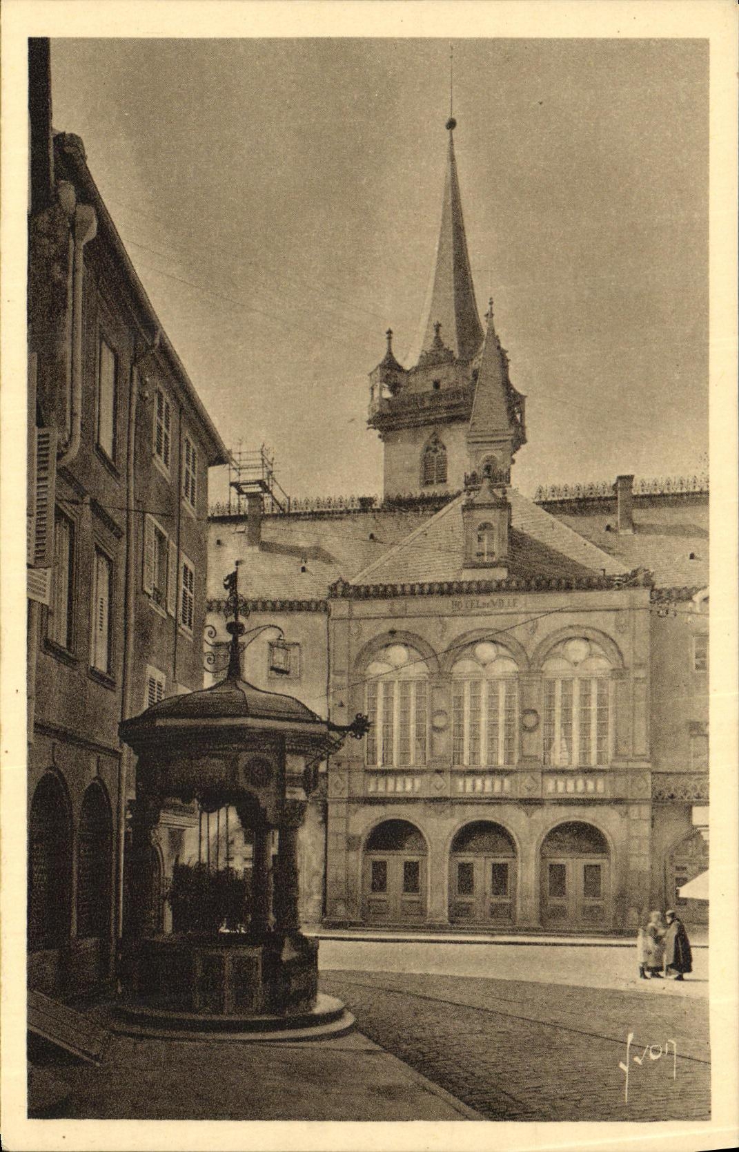 Obernai — Puits des Six Seaux et Hôtel de Ville (1579) — J. VON