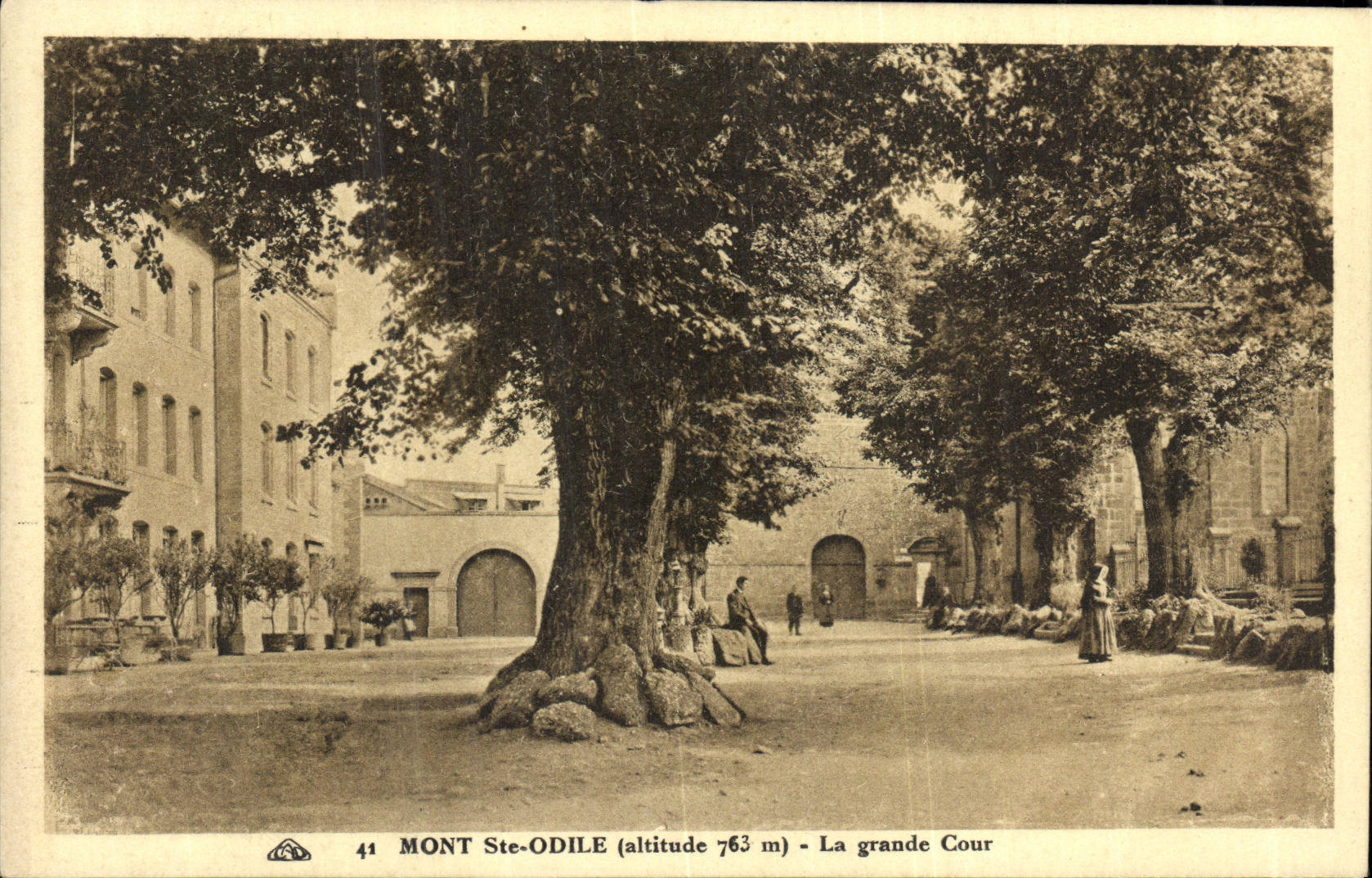 Mont Ste-Odile (altitude 763 m) — La grande Cour — éditeur inconnu, n° 44