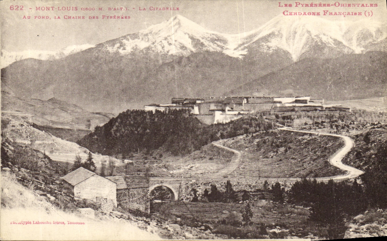 CPA Mont Louis Au fond la chaine des Pyrenees