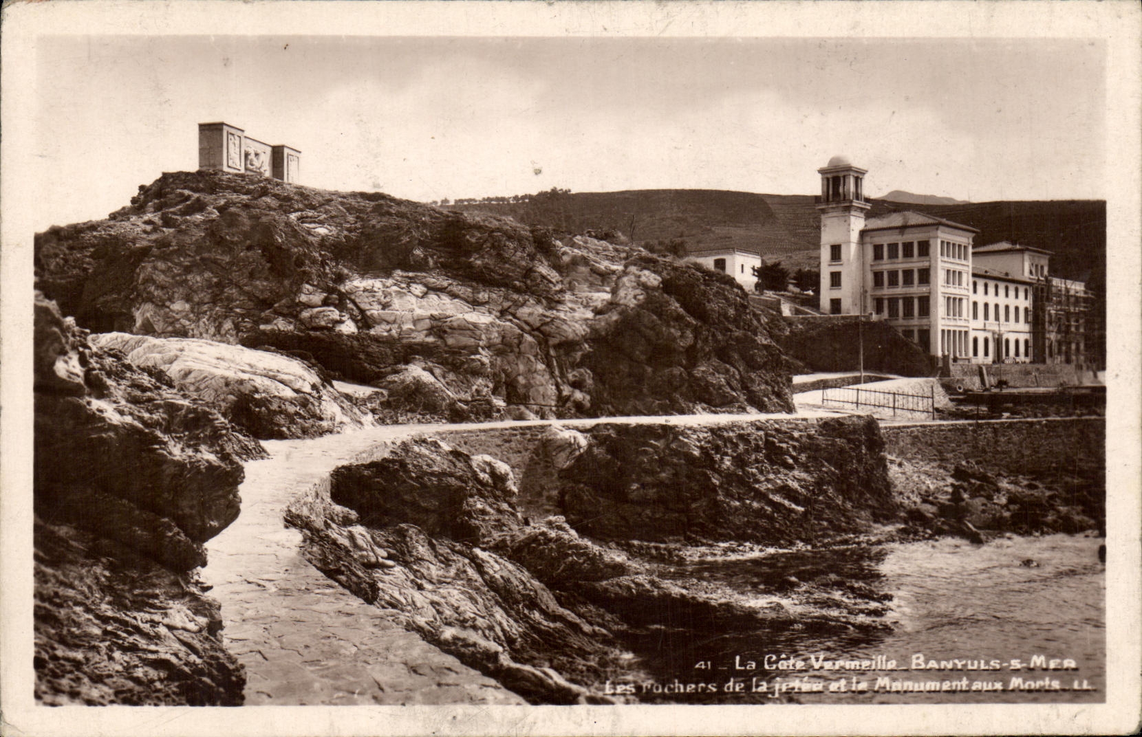 CPA Banuyls sur Mer les rochers de la jetee et le monument aux morts