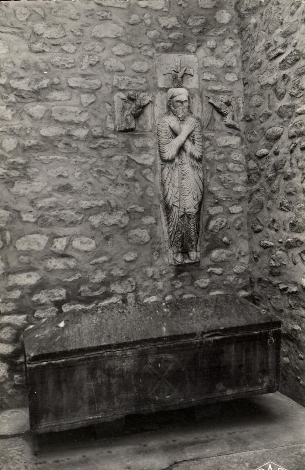 CPM Arles Sur Tech Le Sarcophage et Statue de Guillaume Gaucelme