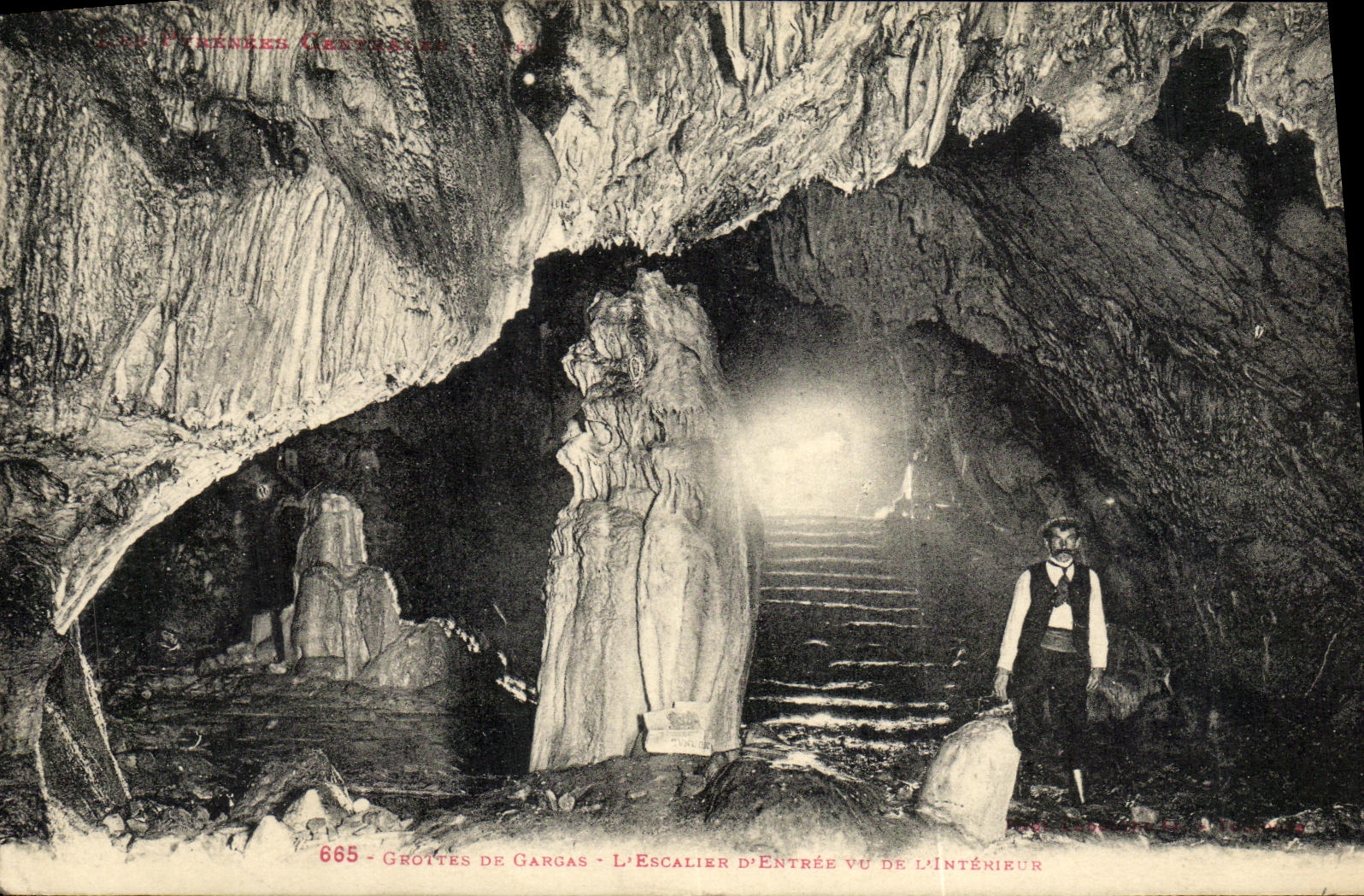 Grottes de Gargas - L'Escalier d'Entrée vu de l'Intérieur — Éditeur L. D'Heneker, n° 665