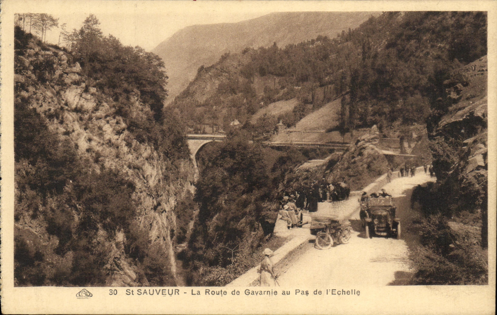 CPA St Sauveur La Route de Gavarnie au Pas De L Echelle Automobile