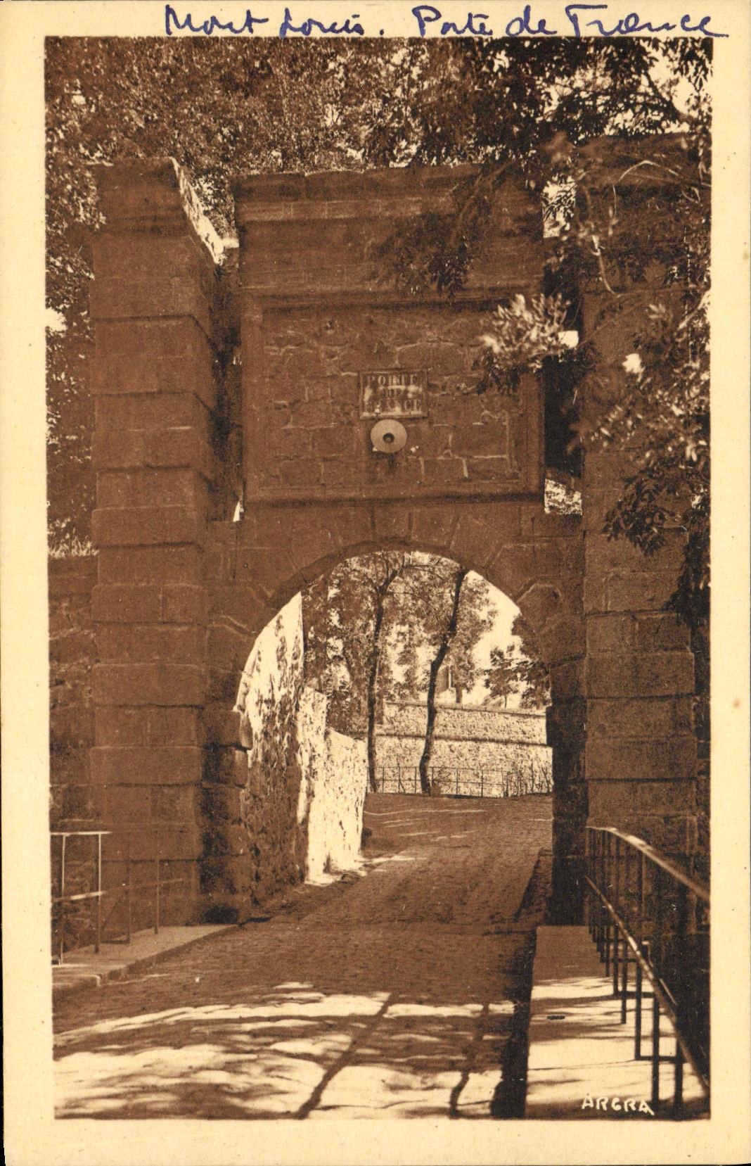 Mont-Louis — La Porte — S. Ind. des Arts Graphiques