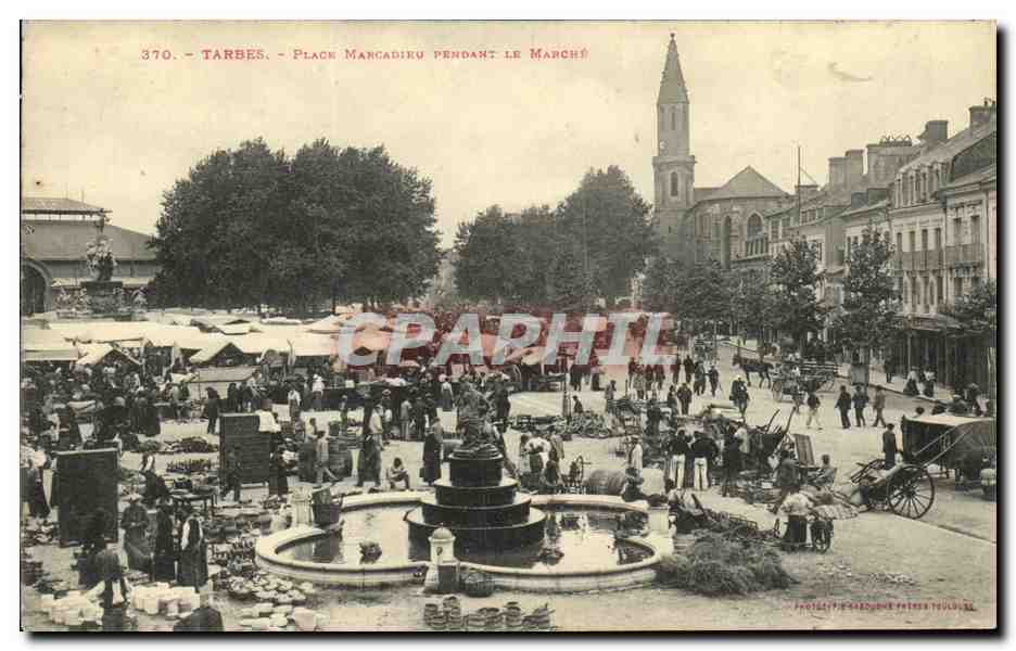 CPA Tarbes Place Marcadieu pendant le marche Coin des puces TOP