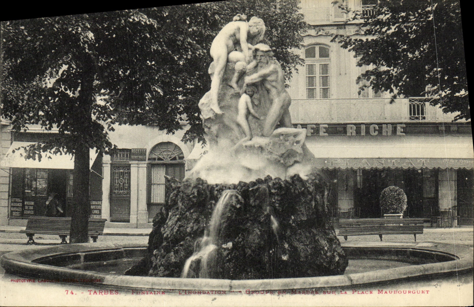Tarbes - Fontaine 'L'Inondation' - Groupe en marbre sur la Place Maubourgurt