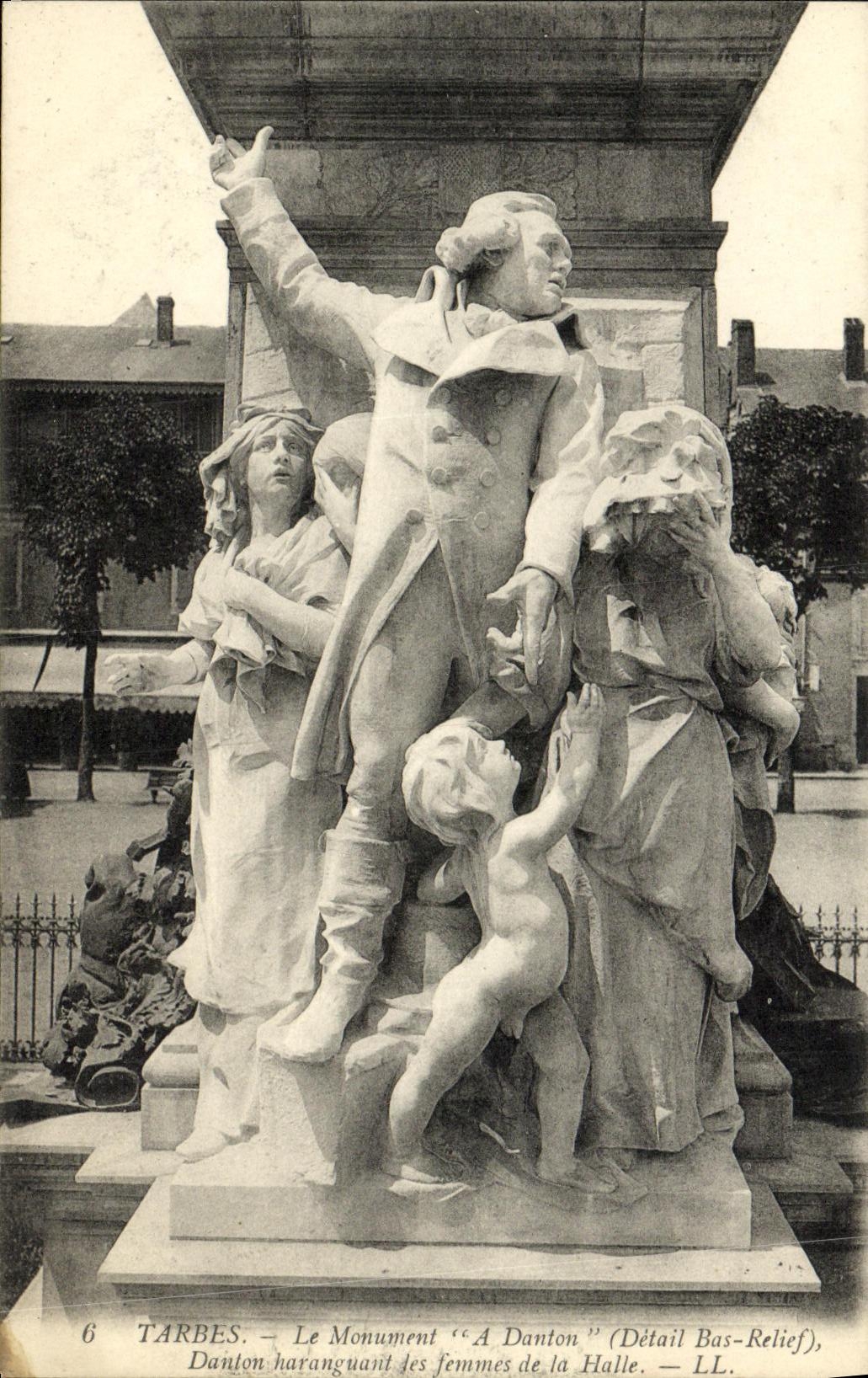 Tarbes — Danton haranguant les femmes de la Halle — détail bas-relief — LL.