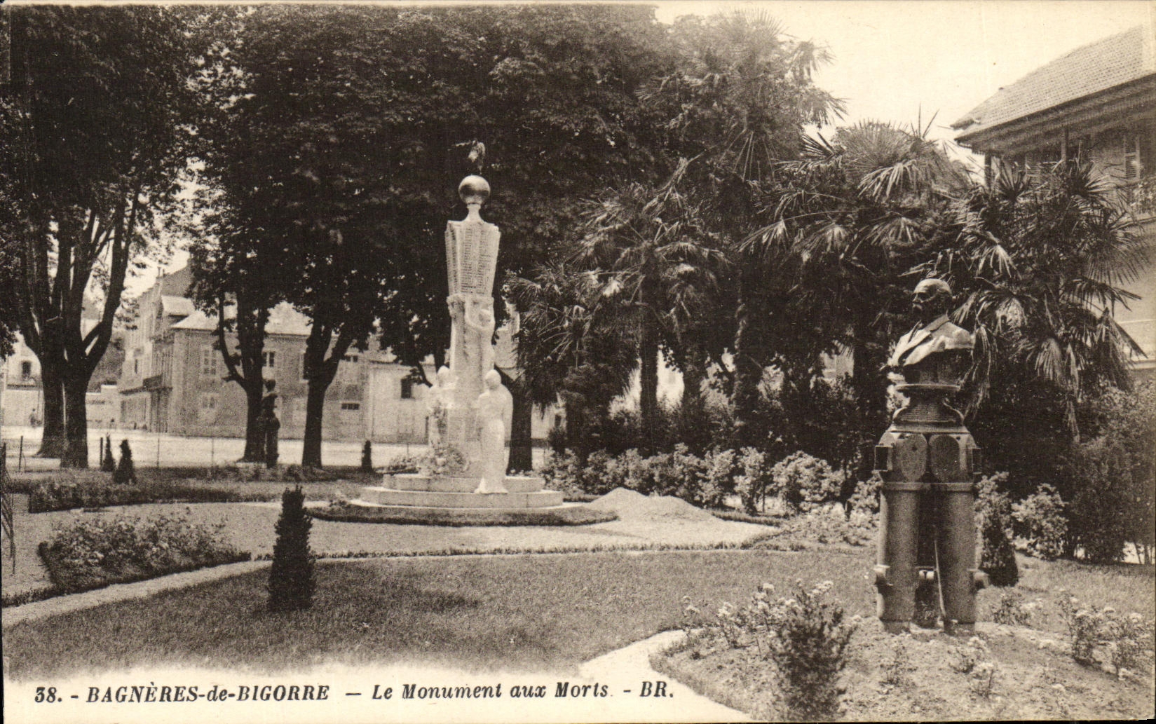 Bagnères-de-Bigorre — Le Monument aux Morts — BR.