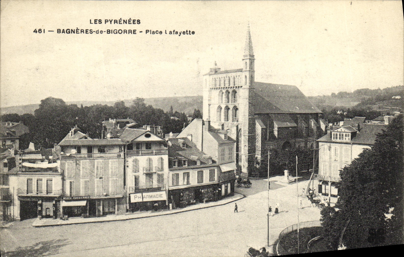 Bagnères-de-Bigorre — Place Lafayette — éditeur Les Pyrénées, n° 461