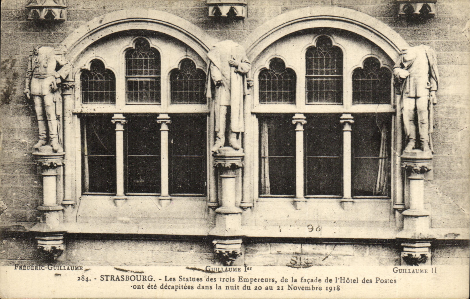 CPA Strasbourg Les Statues des trois empereurs de la facade de l hotel des Postes 