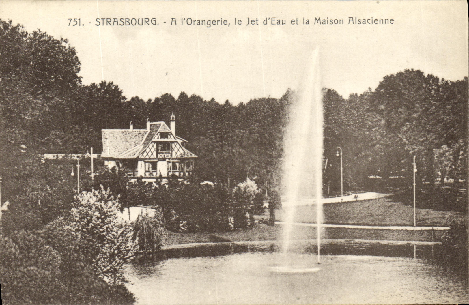 CPA Strassburg A l Orangerie le Jet d Eau et la Maison Alsacienne