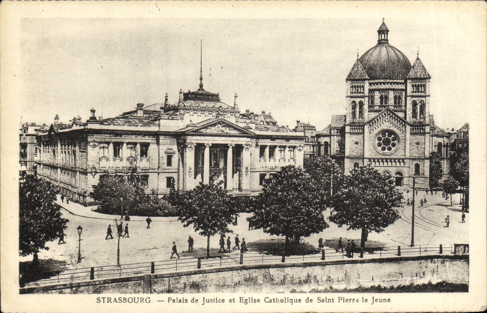 CPA Strasbourg Palais de Justice et Eglise Catholique de Saint Pierre le Jeune