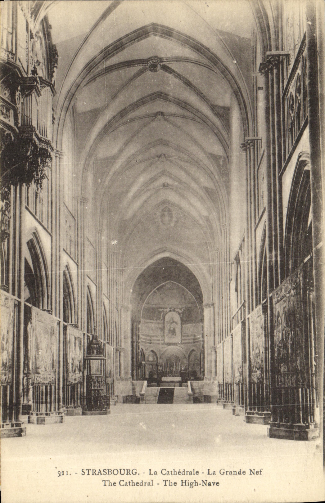 CPA Strasbourg La cathedrale La Grande Nef 