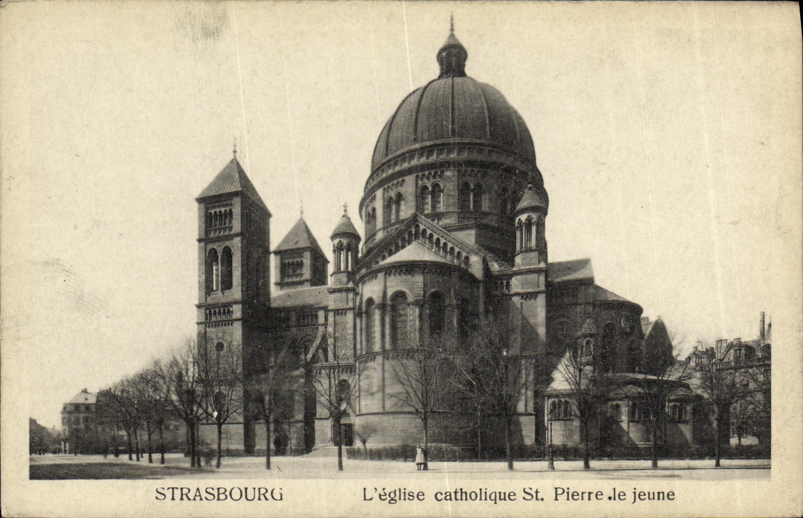 CPA Strasbourg L Eglise Catholique St Pierre le Jeune