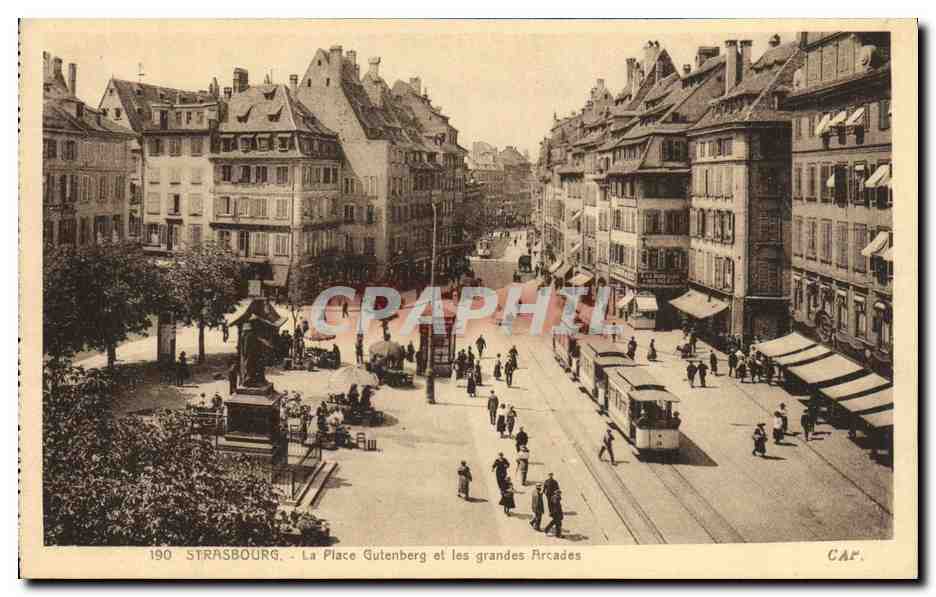 CPA Strasbourg La Place Gutenberg et les Grandes Arcades Tramway