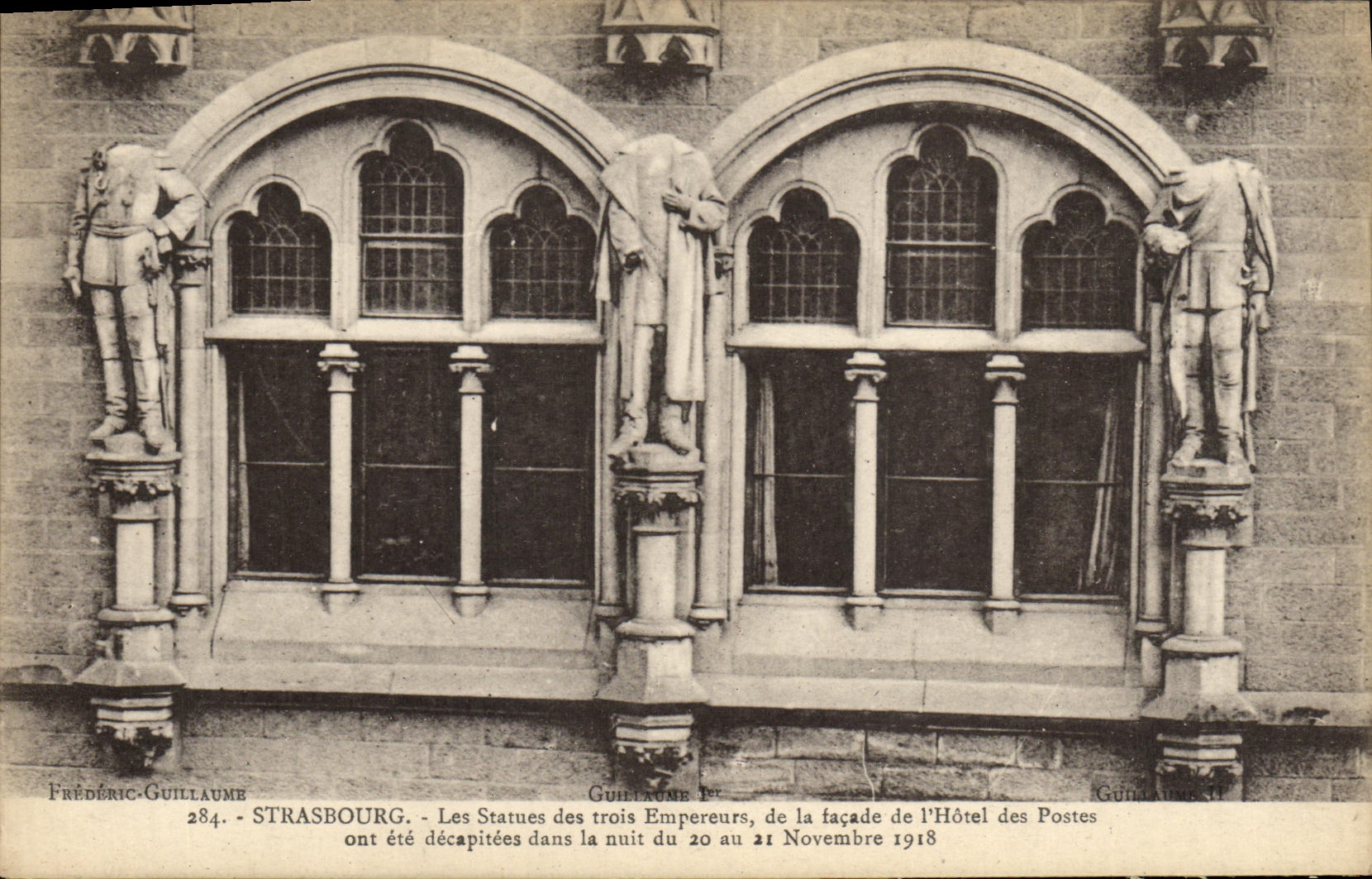 CPA Strasbourg Les Statues des Trois Empereurs de la Facade de l Hotel des Postes