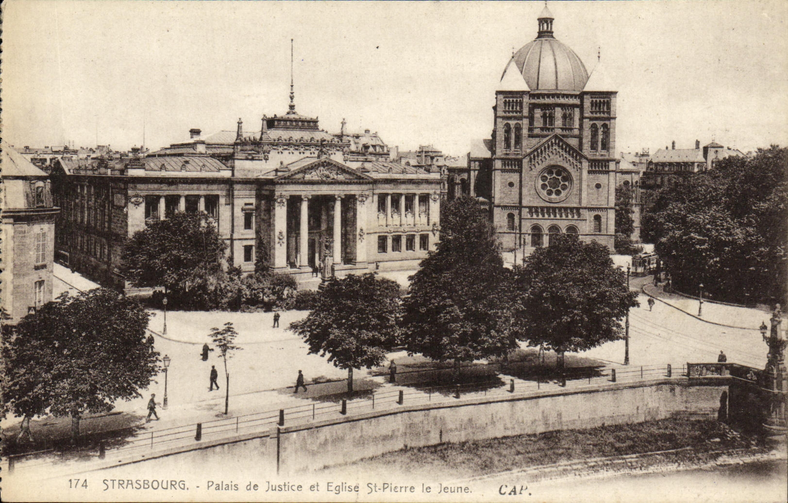 CPA Strasbourg Palais de Justice et Eglise St Pierre le Jeune